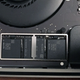El SSD del nuevo MacBook con Touch Bar, en el centro de la imagen.